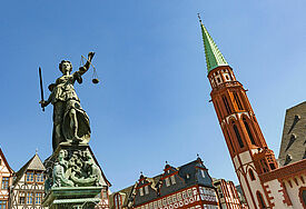 Lady Justice-Skulptur am Römerberg 