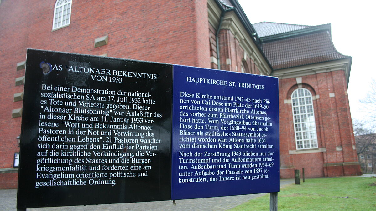 Gedenktafel zum Altonaer Bekenntnis vor der Hauptkirche St. Trinitatis in Hamburg.