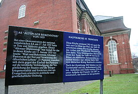 Gedenktafel zum Altonaer Bekenntnis vor der Hauptkirche St. Trinitatis in Altona.