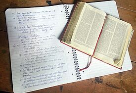 Seit zehn Jahren schreiben Besucher der Kirche in Ankershagen (Kreis Mecklenburgische Seenplatte) die Bibel ab. Begonnen im "Jahr der Bibel", 2003, habe sie ein Projekt starten wollen, das Besuchende mit einbezieht und nicht viel kostet