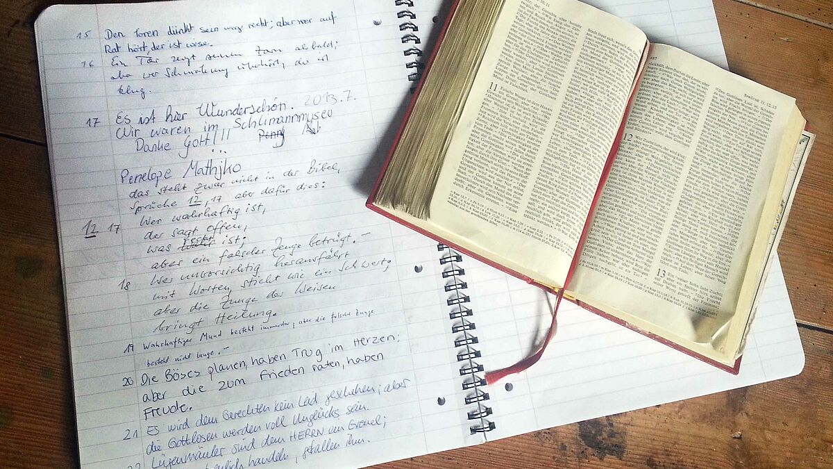 Original und Handschrift - in Ankershagen schreiben Kirchenbesucher seit 10 Jahren die Bibel abcht viel kostet