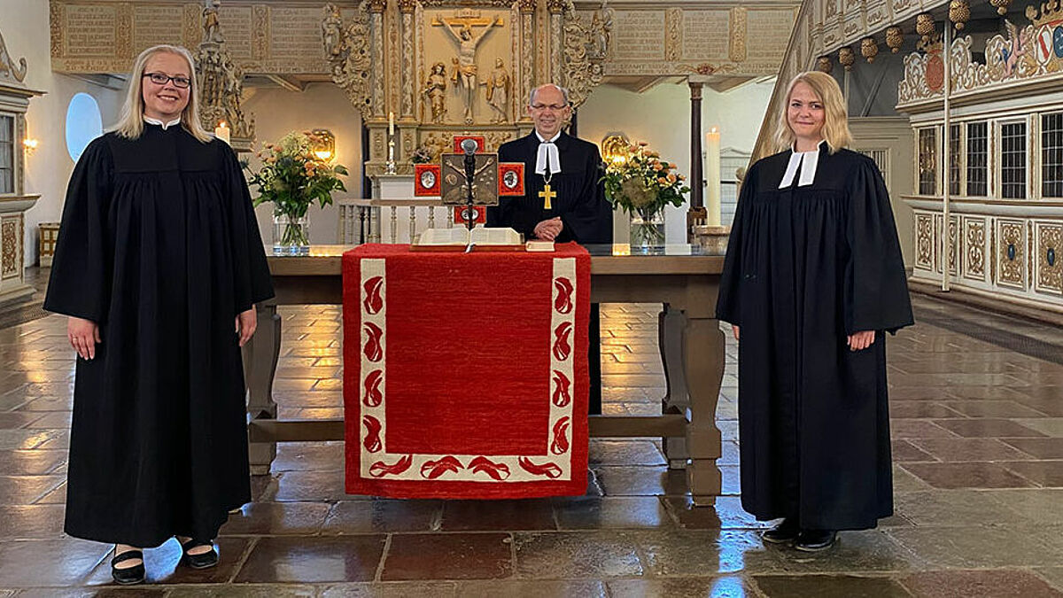 Pastorin Magdalena-Johanna Brauer-Modrow (v.l.) und Pastorin Angela Jahn mit Bischof Gothart Magaard in der Christkirche Rendsburg
