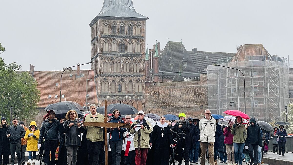 Rund 400 Teilnehmende gingen 2025 den Kreuzweg durch Lübeck.