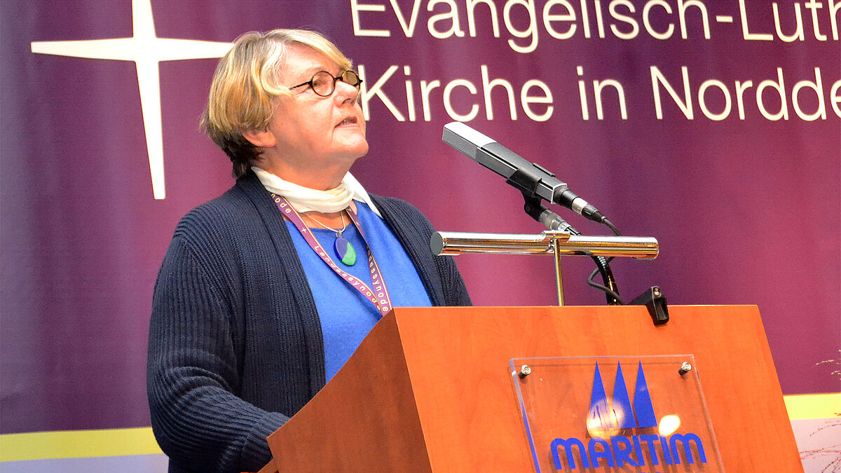 Margrit Semmler, Mitglied der Ersten Kirchenleitung der Nordkirche, brachte die Kirchengesetze in die Synode ein und berichtete über die Partnerschaften