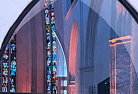Reflexion des Taizé-Gottesdienstes in der Tür von St. Petri Rostock
