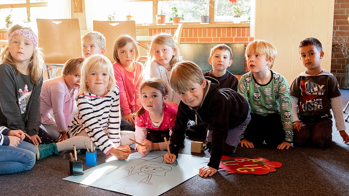 Malen die letzten Plakate für die Aktion: Kinder der Kita Hoppetosse  