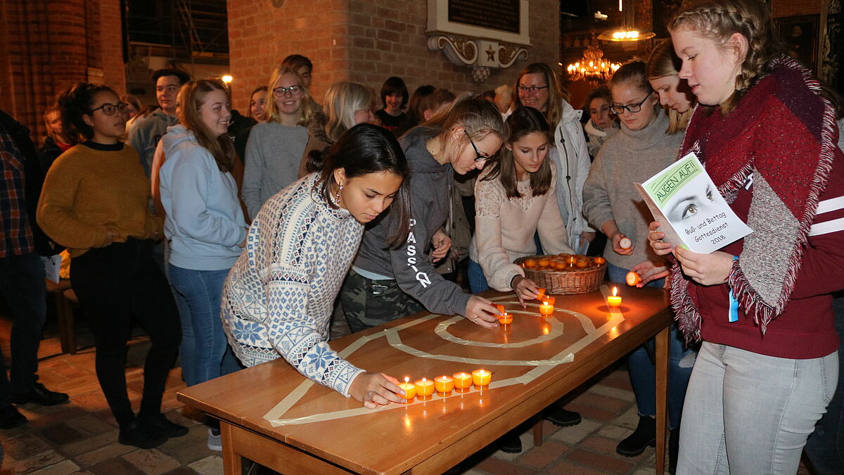 Schülerinnen und Schüler gestalten den Gottesdienst zum Buß- und Bettag im Schleswiger Dom.