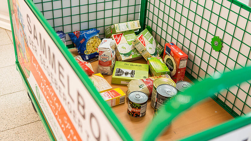 Lebensmittelspenden in der Sammelbox Lebensmittelspenden in der Sammelbox