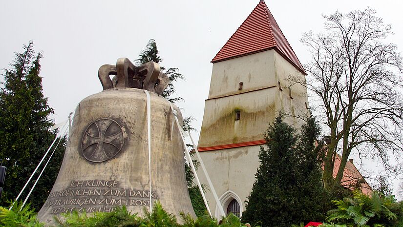Die Feldsteinkirche in Rakow und die neue Glocke.