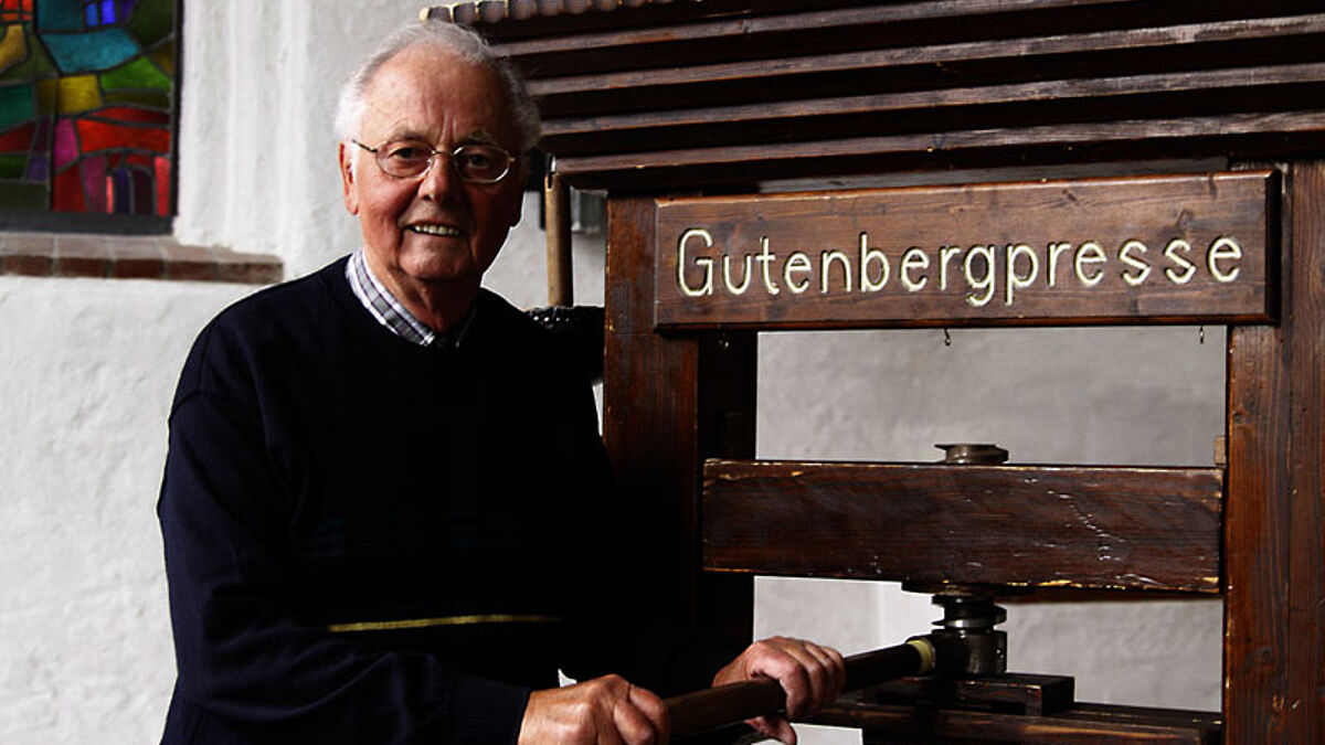 Rentner Herbert Sölter mit seiner Gutenbergpresse
