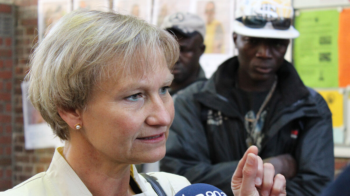 Die Hamburger Bischöfin Kirsten Fehrs besuchte afrikanische Flüchtlinge in der Hamburger St. Pauli Kirche. ( Archiv, 6.Juni 2013).