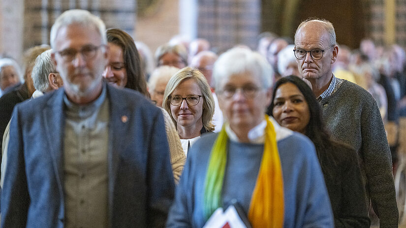 Pastorin Nora Steen beim Einzug 