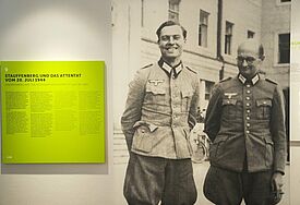 Dauerausstellung in der Gedenkstätte Deutscher Widerstand in Berlin (Eröffnung am 1.7.2014). Das Foto zeigt Claus Schenk Graf von Stauffenberg (links) neben  Albrecht Ritter Mertz.