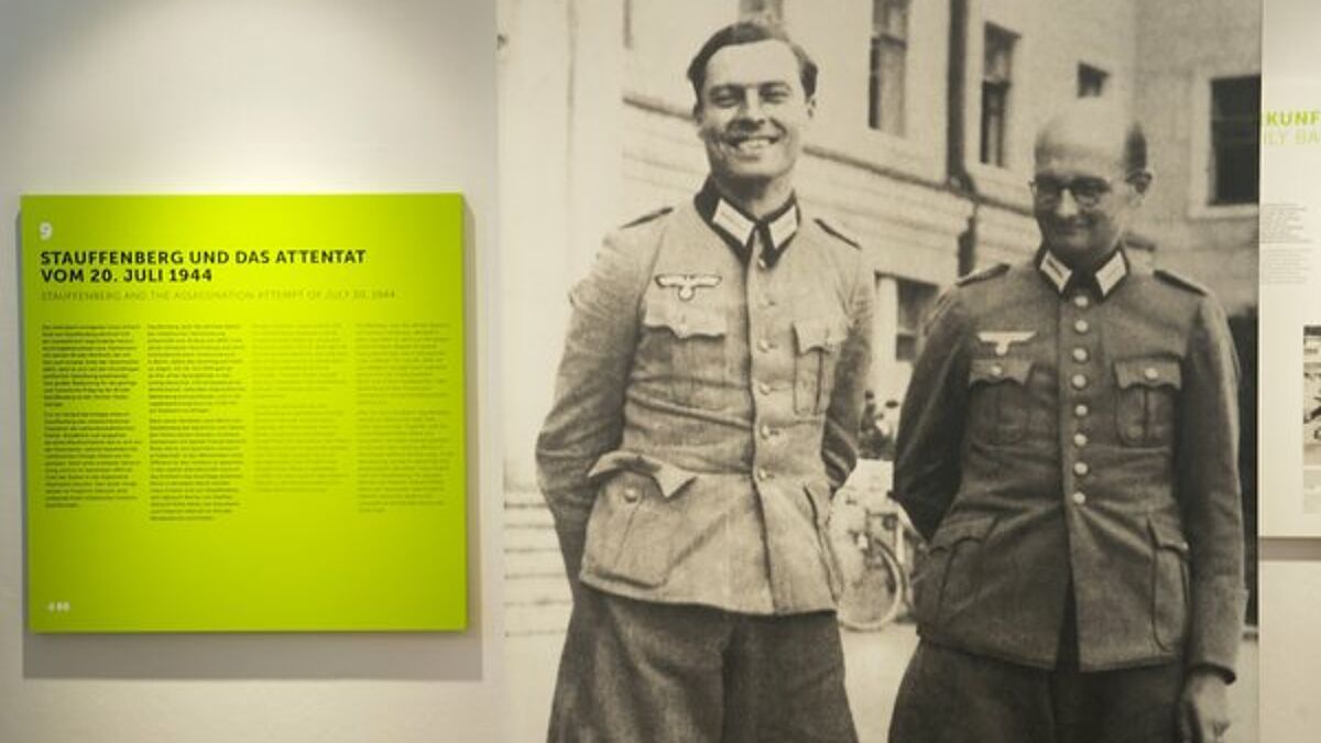 Dauerausstellung in der Gedenkstätte Deutscher Widerstand in Berlin (Eröffnung am 1.7.2014). Das Foto zeigt Claus Schenk Graf von Stauffenberg (links) neben  Albrecht Ritter Mertz.