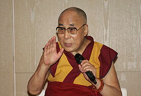 Zum Auftakt seines Besuchs in Hamburg hat der Dalai Lama eine "Ethik der Warmherzigkeit" gefordert