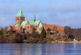 Der Ratzeburger Dom auf der malerischen Altstadtinsel zählt zu den ältesten Gebäuden Schleswig-Holsteins