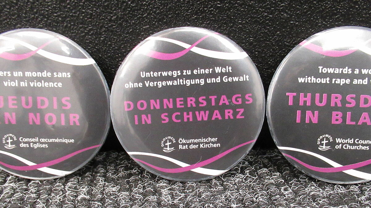 Buttons der Kampagne "Thursdays In Black" gegen Vergewaltigung und Gewalt: Auf der Vollversammlung des Ökumenischen Rates der Kirchen wurde zu Solidarität aufgerufen.