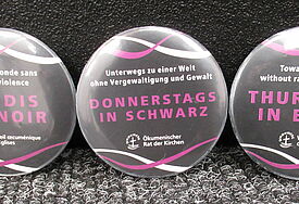 Buttons der Kampagne "Thursdays In Black" gegen Vergewaltigung und Gewalt: Auf der Vollversammlung des Ökumenischen Rates der Kirchen wurde zu Solidarität aufgerufen.
