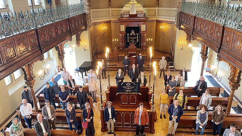 Die Pastorinnen und Pastoren des Lübecker Konvents durften am Tag vor der offiziellen Wiedereröffnung der Carlebach-Synagoge die sakralen Räume sehen. "Es ist uns eine Ehre", waren sich die Theologen einig. Die Pastorinnen und Pastoren des Lübecker Konvents durften am Tag vor der offiziellen Wiedereröffnung der Carlebach-Synagoge die sakralen Räume sehen. "Es ist uns eine Ehre", waren sich die Theologen einig.