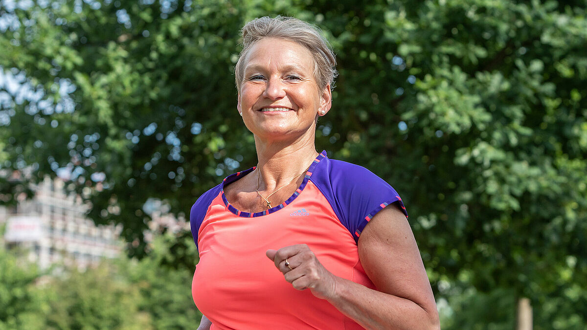 Bischöfin Kirsten Fehrs bei einer Joggingrunde durch Hamburg