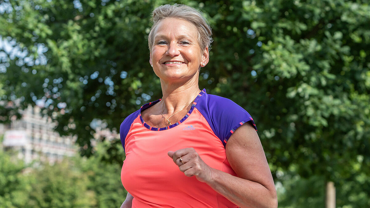Bischöfin Kirsten Fehrs bei einer Joggingrunde durch Hamburg