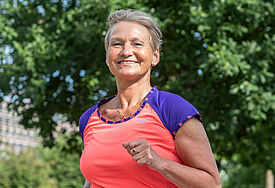Bischöfin Kirsten Fehrs bei einer Joggingrunde durch Hamburg
