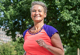 Bischöfin Kirsten Fehrs bei einer Joggingrunde durch Hamburg