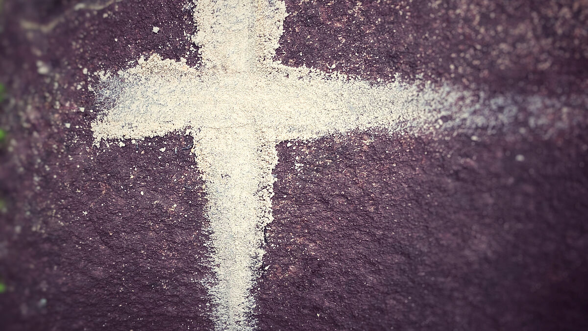Das Kreuz ist ein Symbol des christlichen Glaubens für den Sieg des Lebens über den Tod.