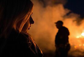 Frau am Feuer