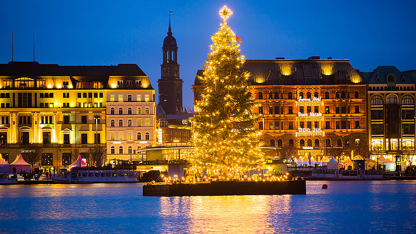 Hamburgs Innenstadt erstrahlt mit dem Michel in weihnachtlichem Glanz. 