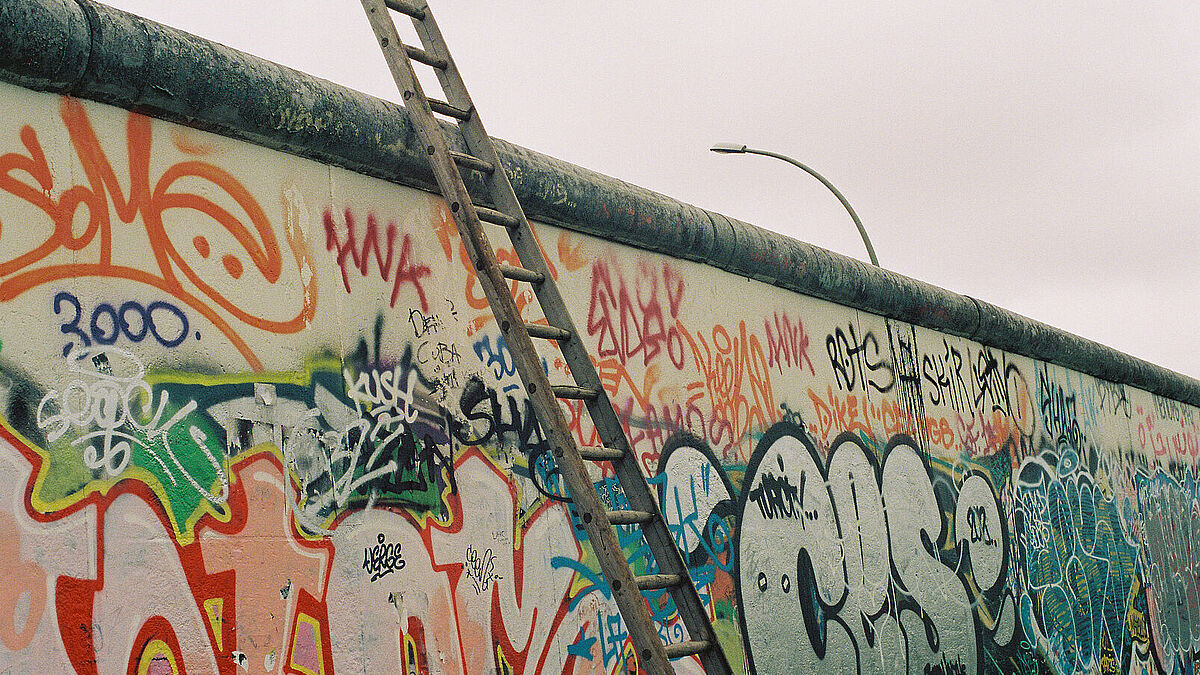 465331851 Die Berliner Mauer ist heute ein Symbol dafür, was friedlicher Protest bewirken kann. Wo warst du, als sie fiel? Wir haben drei Menschen unserer Kirche gebeten, ihre persönlichen Erinnerungen an den 9. November 1989 zu schildern.