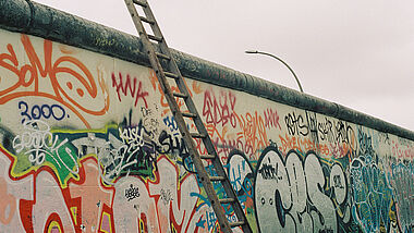 Berliner Mauer mit Leiter 