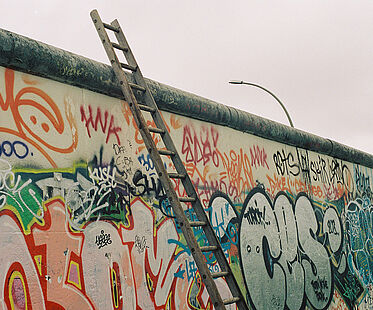 Berliner Mauer mit Leiter 