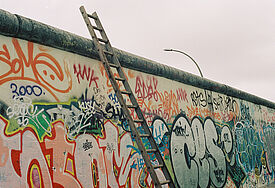 Berliner Mauer mit Leiter 