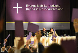 Landes-Synode der Nordkirche in Lübeck-Travemünde mit Präses Andreas Tietze auf dem Podium (Archivbild, November 2012)