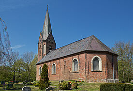 Die im 12. Jahrhundert erbaute Kirche St. Michael in Welt auf Eiderstedt öffnet ab 15. Juli 2024 wieder ihre Türen für die Sommerkirche.