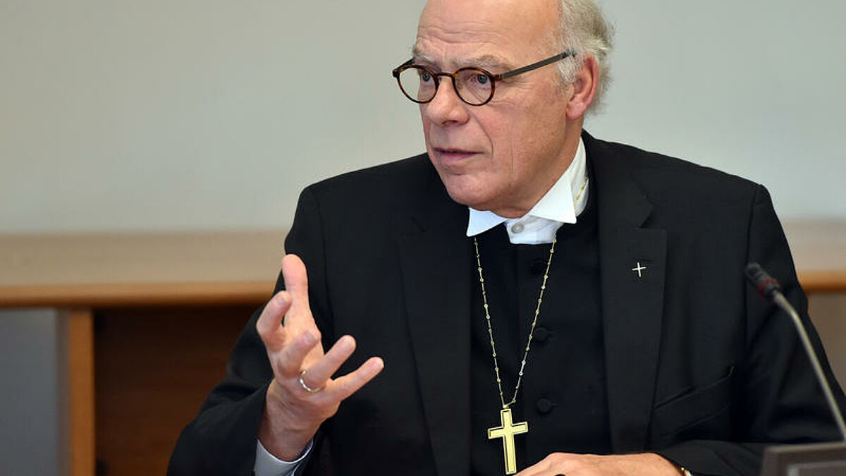 Der Leitende Bischof der Vereinigten Evangelisch-Lutherischen Kirche Deutschlands (VELKD), Nordkirchen-Bischof Gerhard Ulrich, bei einem Gespraech mit dem Praesidenten des Paepstlichen Rates zur Foerderung der Einheit der Christen, Kardinal Kurt Koch, am Donnerstag (18.12.14) im Vatikan. Die Delegation der VELKD haelt sich seit Sonntag in Rom zu mehrtaegigen oekumenischen Gespraechen auf und traf am Donnerstag auch mit Papst Franziskus zusammen. Die Vereinigte Evangelisch-Lutherische Kirche Deutschlands ist der Zusammenschluss von sieben lutherischen Landeskirchen mit zusammen rund 9,5 Millionen Glaeubigen. (Siehe epd-Meldung vom 18.12.14)