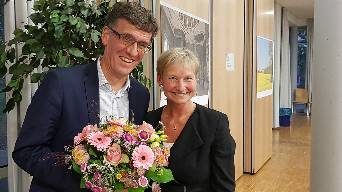Kurz nach der Wahl zum Propst im September 2019 nimmt Axel Matyba Glückwünsche von Bischöfin Kirsten Fehrs entgegen.