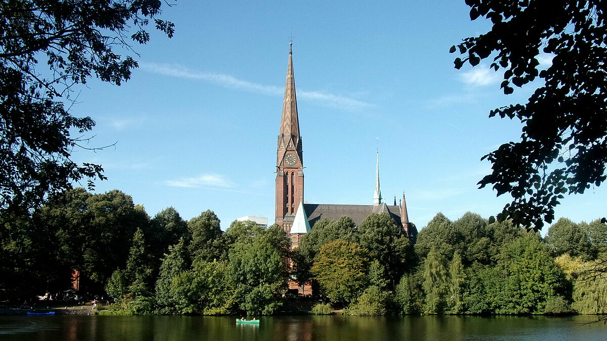 Gelegen am Kuhmühlenteich: St. Gertrud in Hamburg-Uhlenhorst.