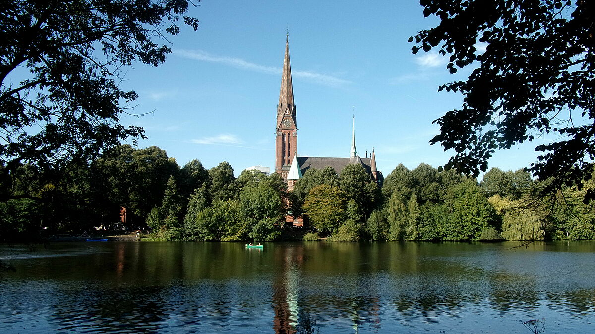 Gelegen am Kuhmühlenteich: St. Gertrud in Hamburg-Uhlenhorst.