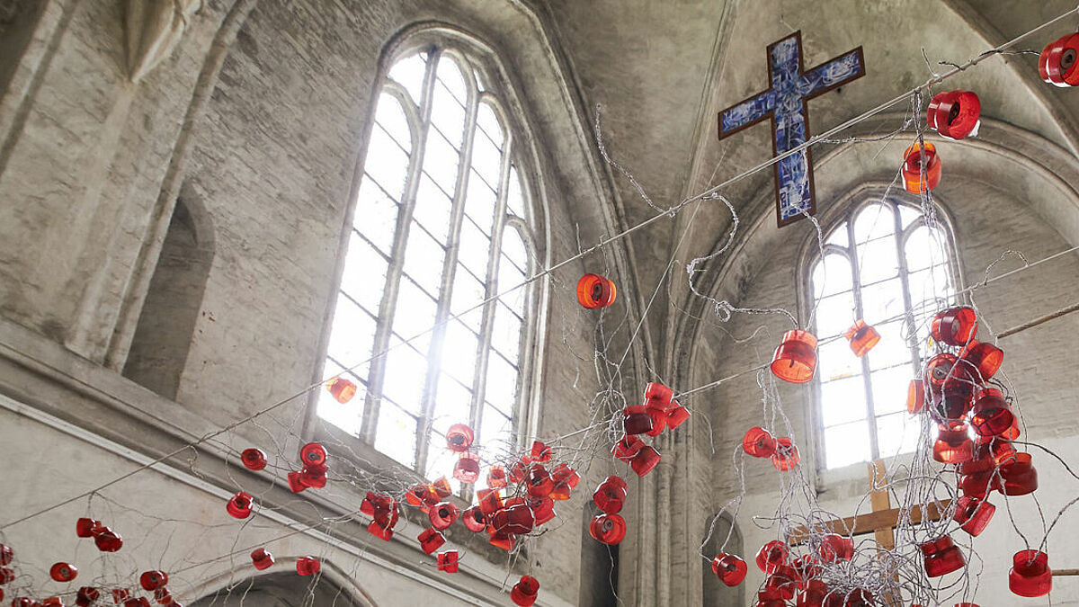 Kunst in der Petrikirche in Rostock - "Ausgebrannt" von Monika Ortmann und das "Gerechtigkeitskreuz" von Jürgen Diestel.