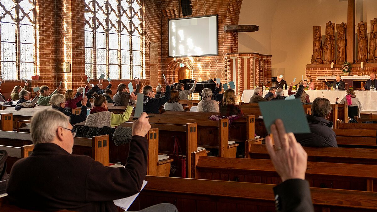 Die Synodalen des Kirchenkreises Altholstein trafen sich in der Petruskirche in Kiel-Wik, um sich über ihre Positionen zum Thema Krieg und Frieden auszutauschen. 