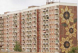Das "Sonnenblumenhaus" in Rostock-Lichtenhagen. (epd-Bild)