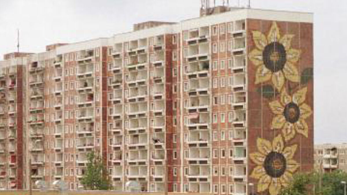 Das "Sonnenblumenhaus" in Rostock-Lichtenhagen. 