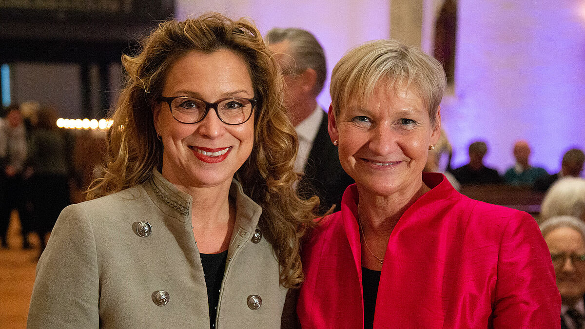Bischöfin Kirsten Fehrs (r.) mit Bürgerschaftspräsidentin Carola Veit (Archivfoto)