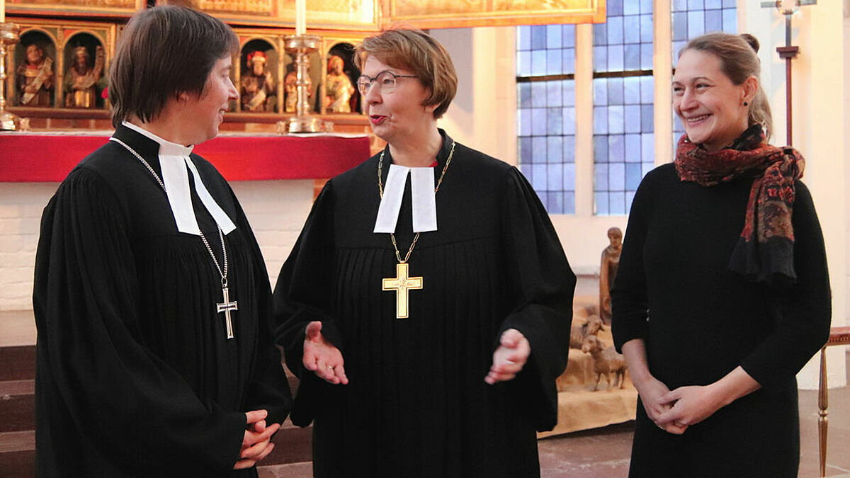 Landesbischöfin Kühnbaum-Schmidt (Mitte) im angeregten Gespräch mit Pastorin Dr. Uta Andrée (l.) und Deike Möller 