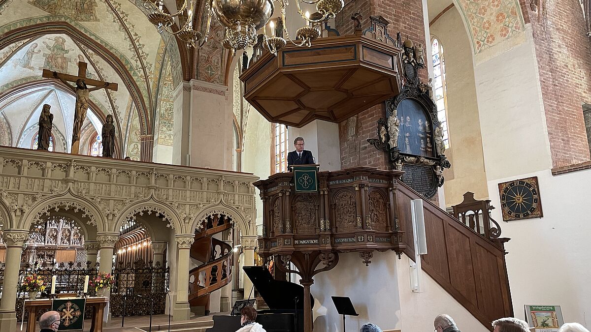 Schleswig-Holsteins Wirtschaftsminister Dr. Bernd Buchholz spricht im Schleswiger Dom darüber, was für ihn Freiheit und Nächstenliebe bedeuten. Geprägt war seine Rede auch vom Entsetzen über den Krieg in der Ukraine. 