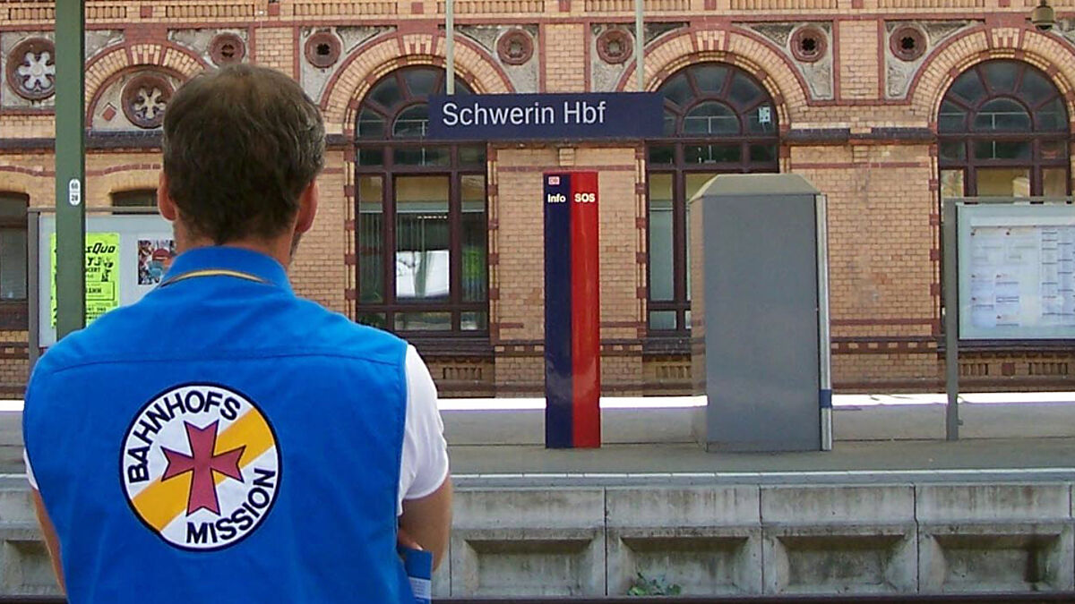 "Den Reisenden zur Seite stehen" möchte die Bahnhofsmission Schwerin
