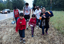 Flüchtlinge an einer Straße (Symbolfoto)