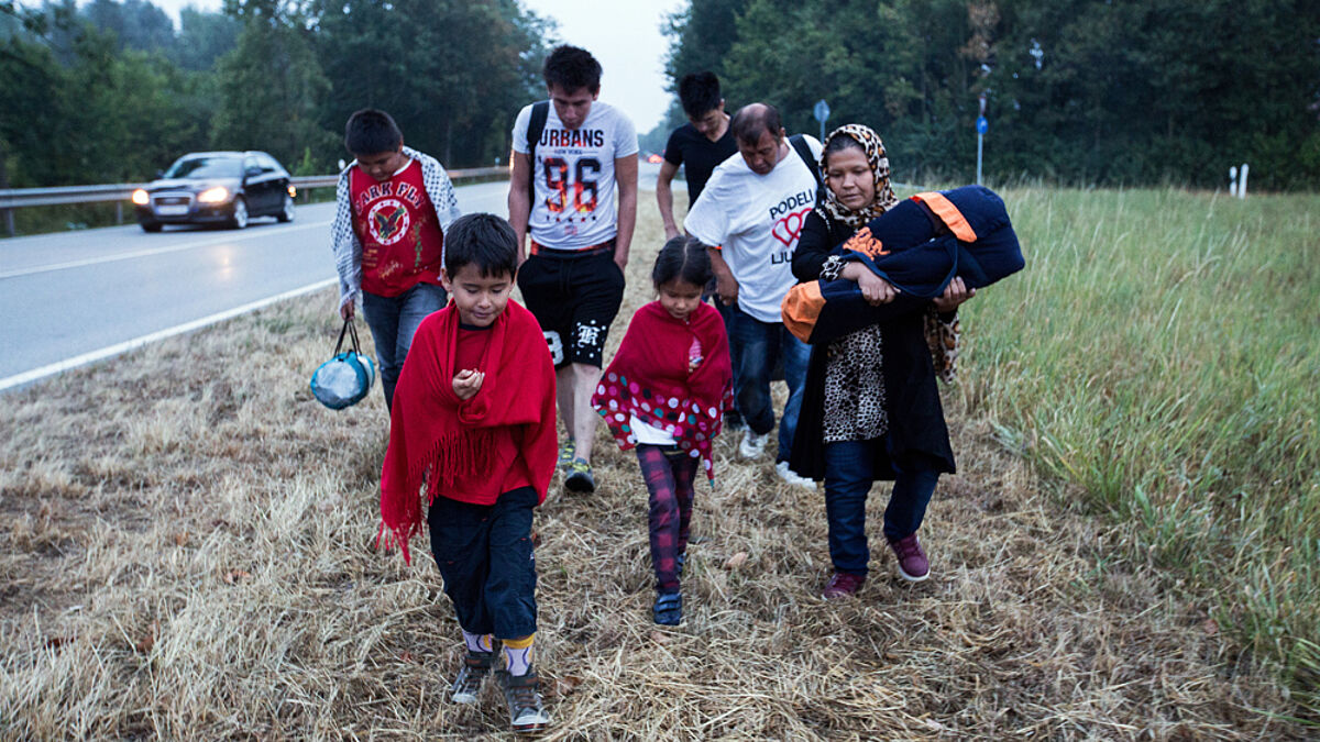 Flüchtlinge an einer Straße (Symbolfoto)